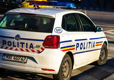 Un bunic din Cluj a scăpat cu viață dintr-o mașină distrusă în totalitate, după ce a intrat pe contrasens, la Răscruci | VIDEO