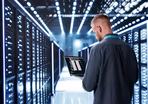 Un hacker din Cluj va sta 20 de ani în închisoare, în America, unde a fost extrădat după ce fusese arestat în țară