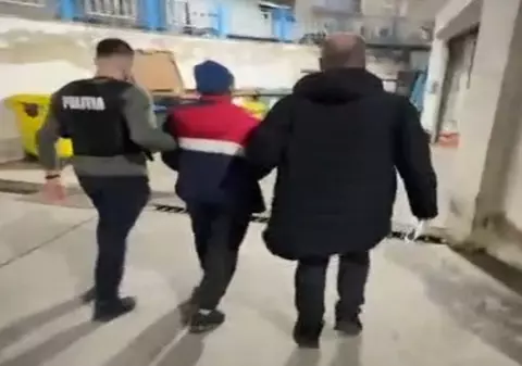 Bărbat reținut după ce a incendiat o mașină în Brăila
