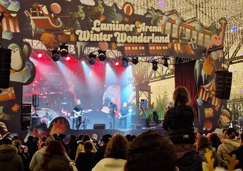 Premieră la concertul Holograf. Dan Bittman și colegii lui și-au prezentat copiii pe scena târgului de Crăciun de la Laminor din București