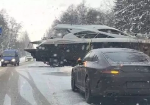 Un microbuz a intrat într-un iaht de 20 metri, pe o șosea din Rusia. Momentul impactului a fost filmat