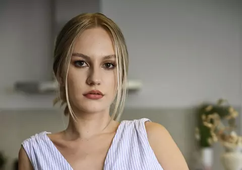 Ilinca Gheorghiu, fiica actorului Mircea Gheorghiu, face parte din distribuția serialului „Ana – Mi-ai fost scrisă în ADN”, difuzat în curând la Antena 1