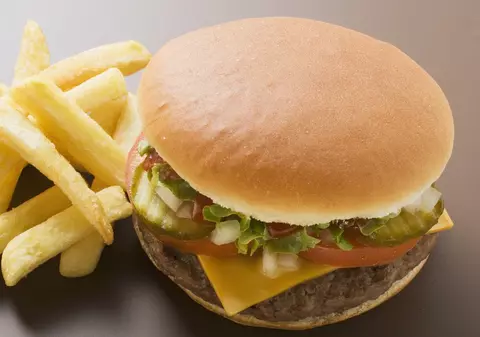 Cu câte minute ți se scurtează viața dacă mănânci un cheeseburger sau un hotdog
