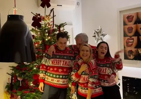 Imagini din sufrageria Andreei Esca, decorată de Crăciun. A împodobit bradul împreună cu Alexia și Aris Eram