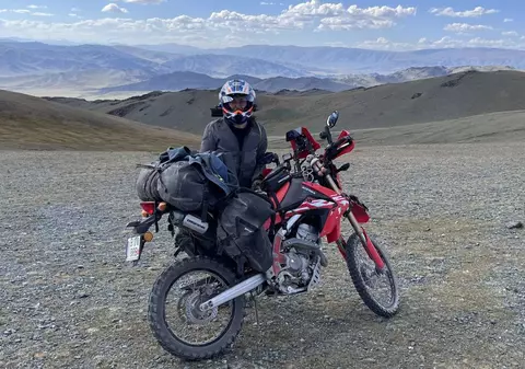 Ioana Tănase, femeia care a călătorit singură cu motocicleta, din România până în Mongolia: „Țipam și plângeam de fericire, într-un peisaj de vis”
