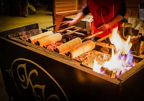 Cât costă un kurtos kalacs la Târgul de Crăciun din Drumul Taberei, în București