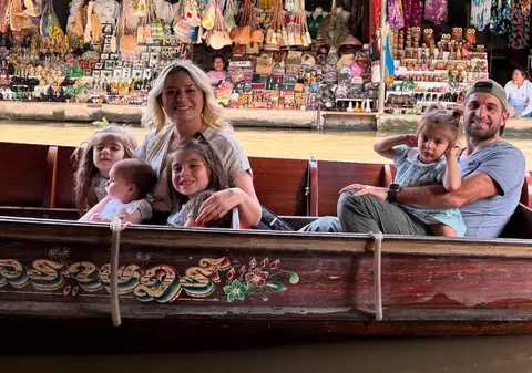 Ce s-a întâmplat în vacanța Laurei Cosoi cu soțul și cele patru fetițe ale lor: „Nu avem bonă”. Sărbătorile le petrec în Thailanda