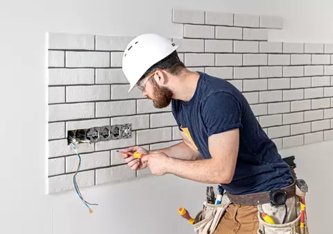 Siguranță în fiecare circuit: Montaj profesionist de tablouri electrice cu Electrician365