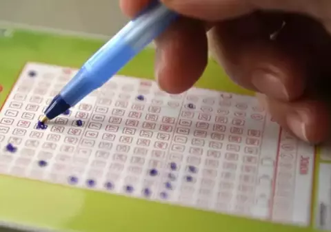 O pensionară din București și-a ridicat marele premiu la Loto 6 din 49 și a anunțat ce va face cu banii de Crăciun