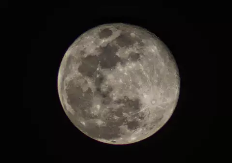 Meteorii lovesc Luna! Un astronom surprinde posibilele impacturi ale Geminidelor | VIDEO