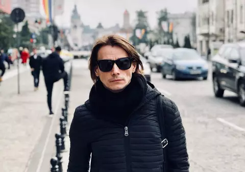 Marius Manole își donează costumul purtat în prima piesă de teatru în care a jucat. Cum arată piesa vestimentară. „Sper că va inspira cât mai mulți oameni”