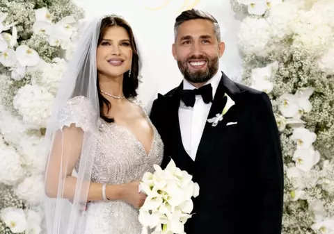 Imagini din sufrageria casei în care locuiesc Monica Bîrlădeanu și Valeriu Gheorghiță. Cum au împodobit bradul de Crăciun: „Fundițe cu panglici lungi”