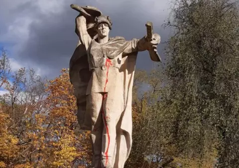 Monumentul soldatului sovietic, dintr-o localitate din Cehia, demolat după mai multe controverse