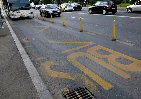 Mii de șoferi români folosesc benzile destinate mijloacelor de transport în comun. Când este permis și ce sancțiuni riscă aceștia