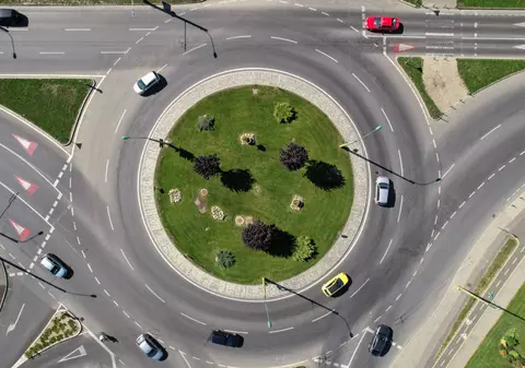 Cum te încadrezi pe bandă dacă întorci în sensul giratoriu. Regulile circulației potrivit Codului Rutier
