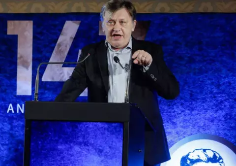 Reacții după ce Crin Antonescu și-a suspendat candidatura: „Rezistă mai puțin decât doctorul Cîrstoiu”