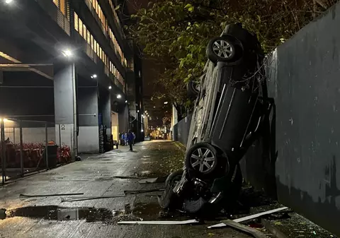 O mașină a căzut din parcarea Mega Mall din București. Șoferul fără permis a rupt parapetul