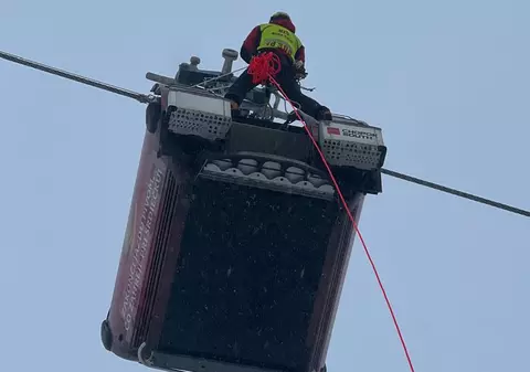 12 schiori rămași blocați în telecabină au fost coborâți pe cabluri, în Slovacia