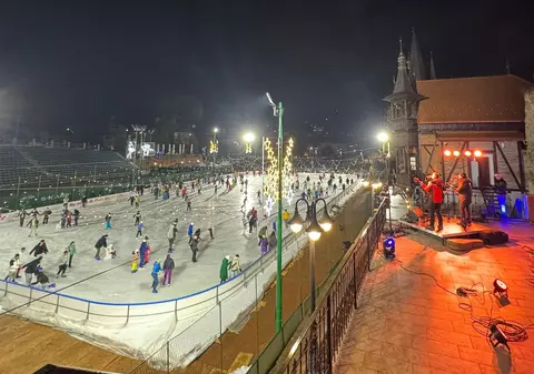 Patinoarul în aer liber, atracție în Brașov. Care sunt tarifele