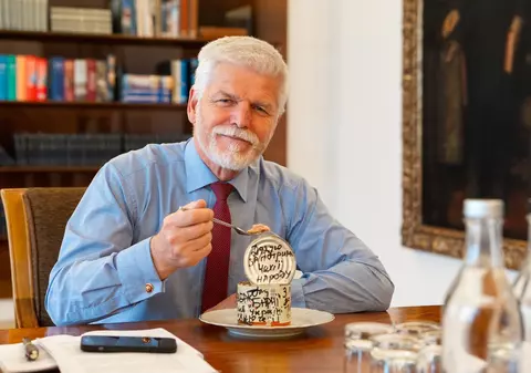 Președintele ceh Petr Pavel s-a pozat mâncând dintr-o conservă trimisă de soldați ucraineni