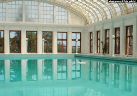 Un guvernator din Rusia, mituit cu o piscină pentru a acorda contracte preferențiale