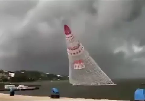 Un brad de Crăciun de zeci de metri s-a prăbușit peste mai mulți oameni, în Brazilia