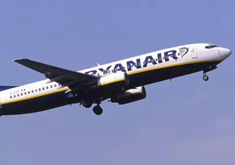 Aterizare de urgență. O pasageră agresivă trage de păr o stewardesă în avion