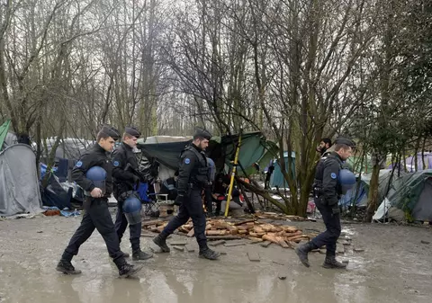 Atac armat într-o tabără de migranți din Franța. Cinci persoane au fost împușcate mortal, iar suspectul s-a predat