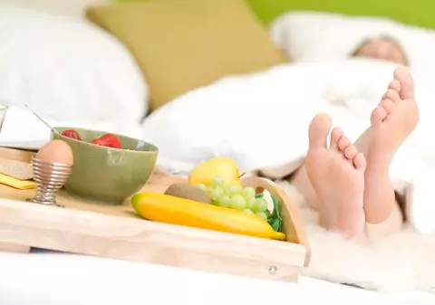 Alimente care te ajută să dormi mai bine. Ce e indicat să mănânci seara