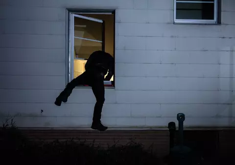 O femeie din Timișoara a găsit un bărbat necunoscut care dormea la ea în casă și a aflat că abia fusese eliberat din închisoare