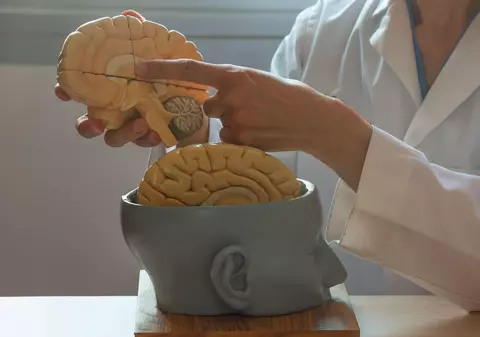 Povestea unui tânăr de 27 de ani cu o tumoră de 12 centimetri pe creier, operat cu succes la Iași: „Și-a reluat toate funcțiile motorii pierdute”