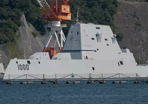 Distrugător stealth din clasa Zumwalt, primul cu rachete hipersonice care ating de 5 ori viteza sunetului. „Următoarea etapă în războiul non-nuclear”