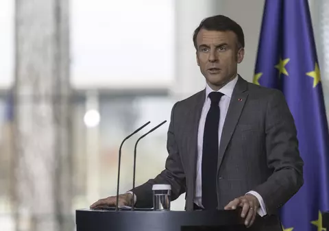 Emmanuel Macron, presat să demisioneze. Acest scenariu va provoca „o criză instituţională majoră”, avertizează un fost președinte francez