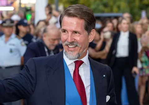 Fosta familie regală greacă, ce a trăit în exil, solicită naturalizarea. Numele ales a stârnit furia politicienilor de stânga
