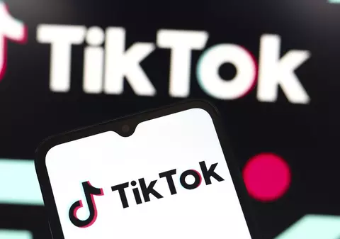 Șase rețele de socializare sunt folosite ca surse de informare de 30% din oameni. „Informaţia transmisă pe WhatsApp este mai periculoasă”