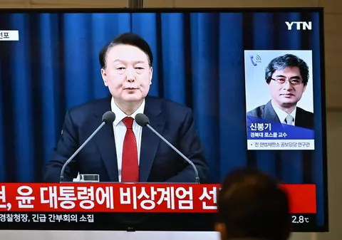 Președintele Coreei de Sud declară legea marțială acuzând Opoziția de simpatii „comuniste nord-coreene”. Activitățile politice și protestele sunt interzise, iar presa este cenzurată