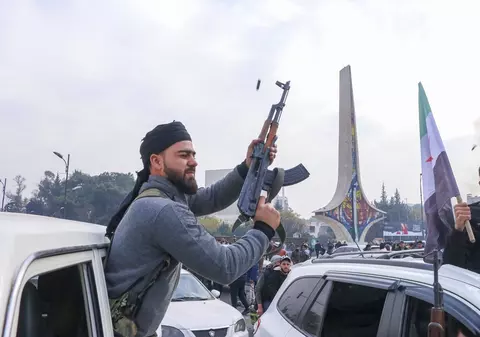 Căderea lui al-Assad, sărbătorită în Siria cu focuri de armă, însă teama de regim persistă: „Acea frică este încă în mine”