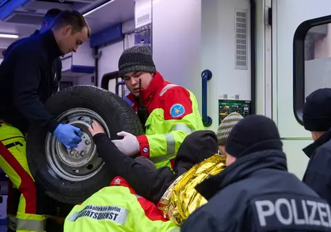 Un activist climatic a fost băgat în ambulanță cu tot cu cauciucul de care se „lipise”, în timpul unui protest de la Berlin