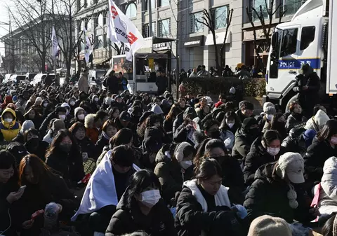 Președintele Coreei de Sud a fost suspendat din funcție după ce a decretat legea marțială. Zeci de mii de oameni sărbătoresc în fața parlamentului