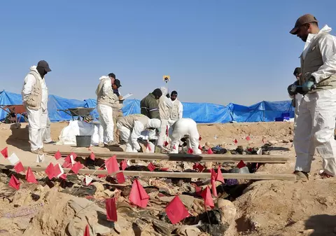 Autoritățile din Irak au descoperit o groapă comună din timpul regimului Hussein. Rămășițele a 100 de femei și copii au fost exhumate