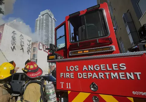 Un incendiu masiv a mistuit Hotelul Morrison din Los Angeles, făcut celebru de albumul trupei The Doors 