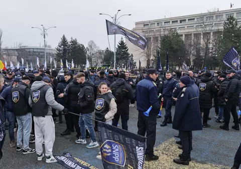 Protest în Piața Victoriei al sindicatelor din penitenciare faţă de Ordonanţa „trenuleţ”: „Guvernul nu îngheaţă salariile, ci le taie”