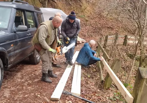 Balustradele de pe Drumul Vechi spre Poiana Brașov au fost reparate de voluntari și membri ai galeriei echipei de hochei Corona Brașov