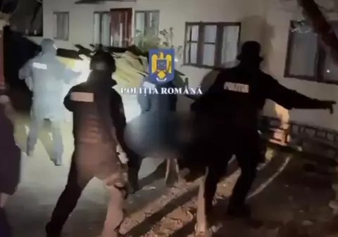 Polițiștii l-au găsit pe bărbatul din Rucăr care a postat mesajul „Asta e soluția”, lângă o poză cu o armă de foc, și au trimis mascații la el acasă