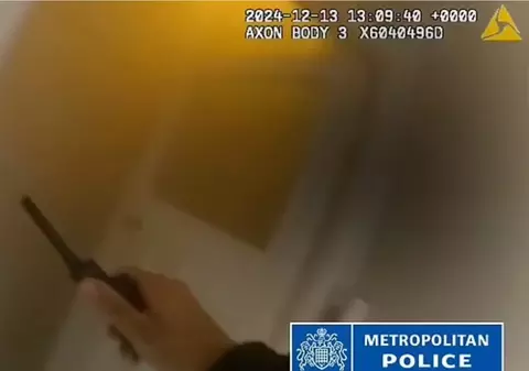 Momentul în care un polițist britanic intră într-o clădire în flăcări pentru a-i salva pe locatari 