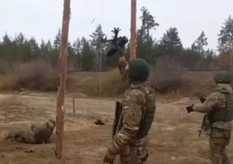 Soldații ruși se antrenează primitiv ca „să nu devină carne de tun”, când îi atacă o dronă ucrainean: „Crezi că au șanse de supraviețuire?” | VIDEO