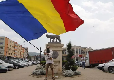 „Stegarul dac” s-a urcat pe o macara în București și protestează. Negociatorii încearcă să-l convingă să coboare | VIDEO