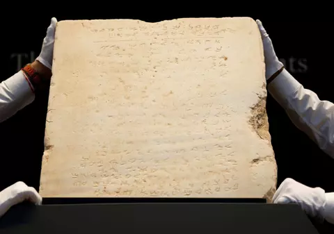 Cea mai veche tăbliță de piatră pe care sunt inscripționate Cele Zece Porunci ale Bibliei s-a vândut cu 5 milioane de dolari