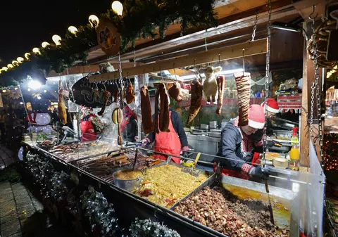 Cât costă pomana porcului și pastrama la Târgul de Crăciun organizat în Piața Constituției din București