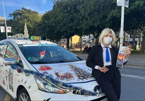 O taximetristă româncă din La Coruna și-a decorat mașina de Crăciun și oferă daruri clienților: „Le cânt și colinde românești”